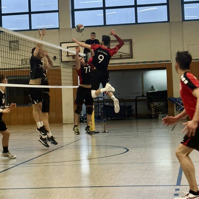 eine Gruppe von Männern, die Volleyball spielen