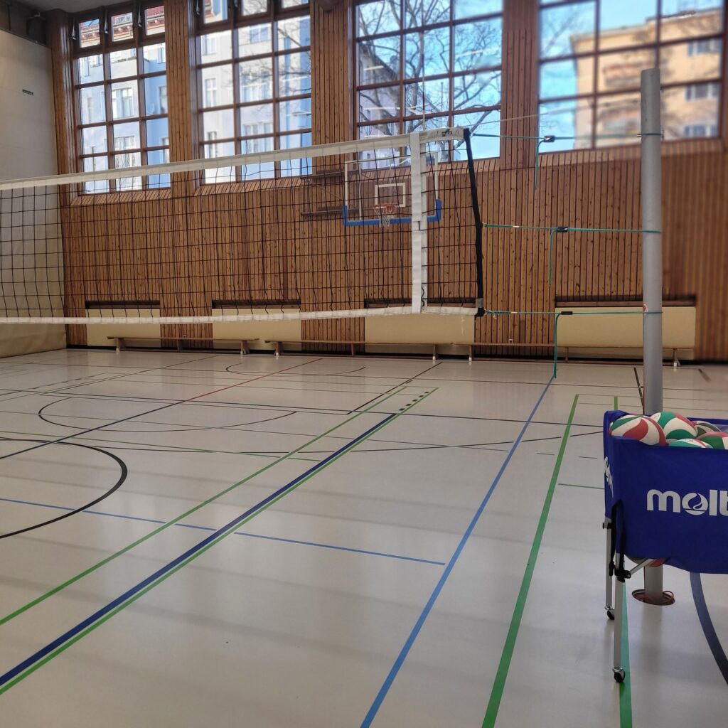 ein Volleyballnetz in einer Turnhalle