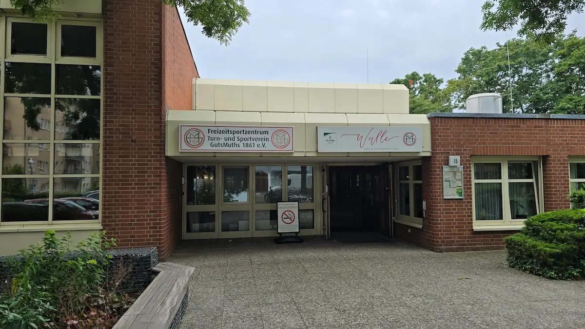 Eingang des Freizeitsportzentrums im Sommer 2026